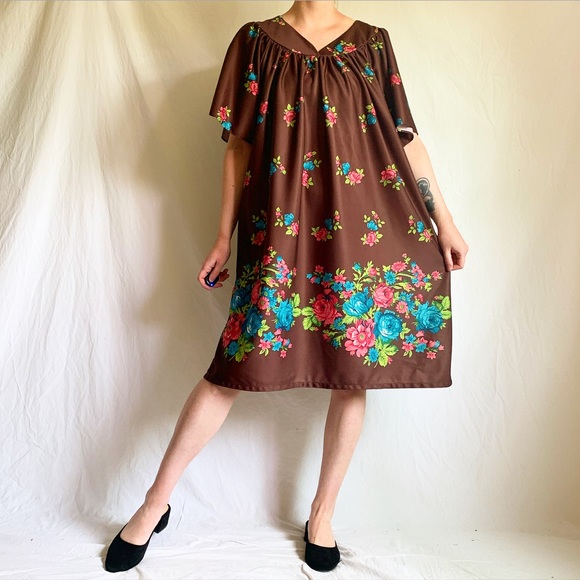 Vintage Dresses & Skirts - Vintage Dark Brown Floral House Dress